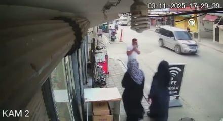 Arabanın altında kalmaktan son anda kurtuldu