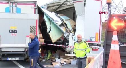  Arnavutköy'de kamyon TIR'a çarptı: 1 ölü 1 yaralı