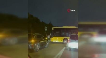 Ataşehir'de dönüş yapmak isteyen otobüs yolda sıkıştı