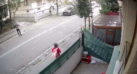 Avcılar'da servis bekleyen çocuğu takip etti; annesi gelince kaçtı