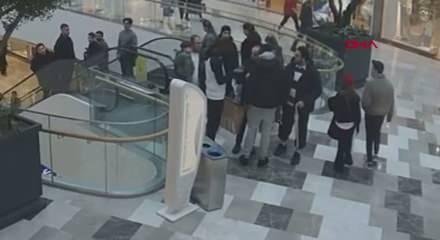 AVM'de Senegalli milli yıldıza silah çekip şemsiye fırlattılar