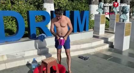 Bodrum'da susuzluğu protesto etmek amacıyla Belediye Meydanında duş aldı