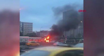 Cevizlibağ'da iş makinesi alev alev yandı