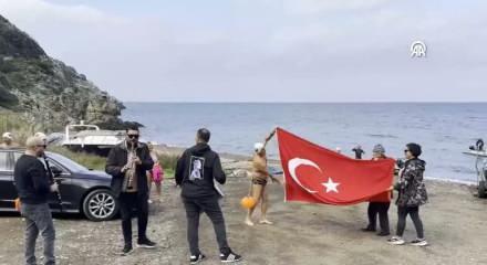 Çılgın yüzücünün Türkiye finali: 66 yaşındaki Tammi Saros’ta vedalaştı, davul zurnayla Yunanistan’a uğurlandı