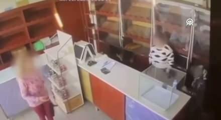 Ekmek fırınına son sürat daldı! Feci kaza böyle görüntülendi