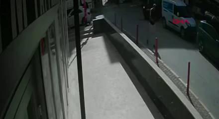 Sokakta bıçakla gezen katilin elindeki kanı çimlere sildiği an ortaya çıktı