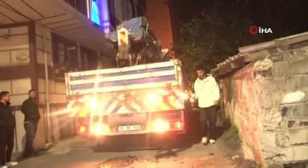 Eyüpsultan'da sokağa dalan vinç dehşet saçtı: Mahalleli sokağa döküldü