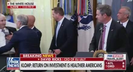 Trump'ın toplantısında korku dolu anlar! Fenalık geçiren kişiye ilk müdahaleyi Dr. Öz yaptı