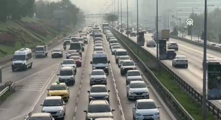 İstanbul'da haftanın ilk sabahı durma noktasına geldi: Trafik yoğunluğu yüzde 73’e dayandı