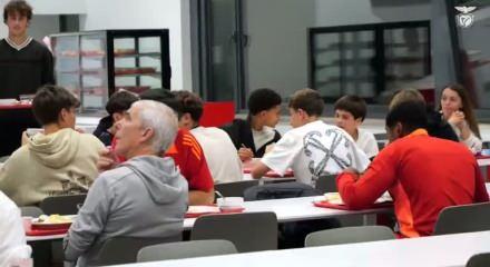 Jose Mourinho, Benfica akademisinin genç oyuncularıyla yemek yedi