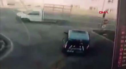 Kırmızı ışığı ihlal eden sürücü jandarma aracını perte çıkardı