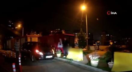 Kağıthane’de ters yöne giren araç sürücüsü bariyerlerde asılı kaldı