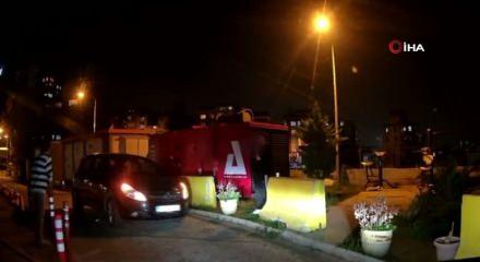 Kağıthane’de ters yöne giren araç sürücüsü bariyerlerde asılı kaldı