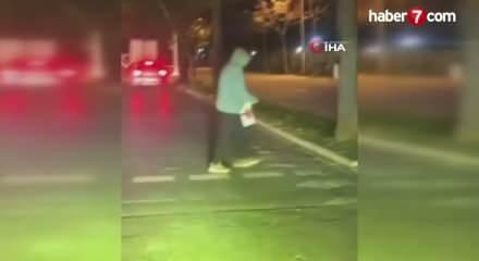 Kaldırımda bir vatandaşa elektrikli scooter çarptı