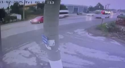 Kemalpaşa'da feci trafik kazası kamerada: 2 ölü, 4 yaralı