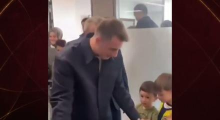 Kerem Aktürkoğlu gönülleri fethetti!  ilkokul öğrencisinin dileğini yerine getirdi