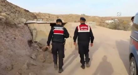 Keşfettikleri yer altı şehrinde define arayan 2 zanlı yakalandı