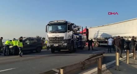 Kocaeli TEM'de TIR karşı şeride geçti; Ankara yönü trafiğe kapalı