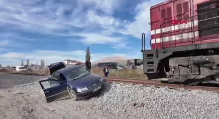 Lokomotif, hemzemin geçitte otomobile çarptı