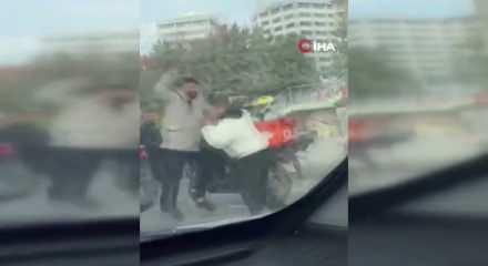 Maltepe E-5'te motorcular trafiğin ortasında tekme ve yumruk kavga etti