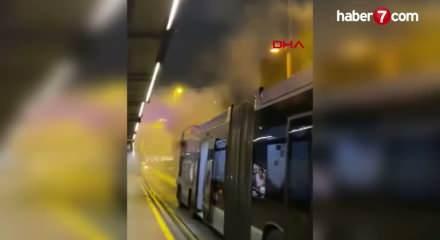 Metrobüsün motor kısmında çıkan yangın söndürüldü