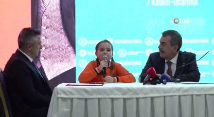 Mili Eğitim Bakanı Yusuf Tekin ile  öğrenci arasında güldüren konuşma