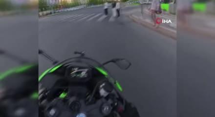 Motosiklet sürücüsü şehir içinde öyle bir hıza çıktı ki kazaya ramak kaldı!