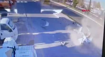  Ağaca çarpan otomobil ikiye bölündü: 2 ölü 1 yaralı