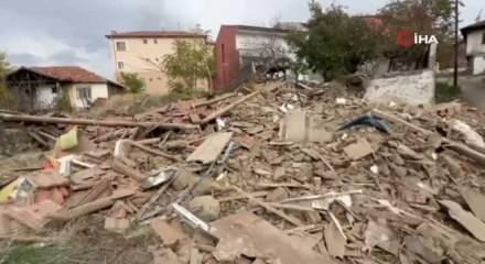 Sungurlu'da iki katlı metruk ev çöktü