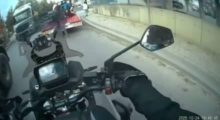 Trafikte skandal hareket! Çocukların canını tehllikeye atan sürücü tepki çekti