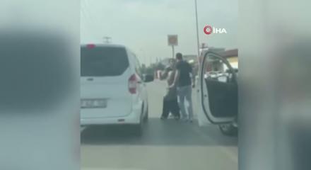 Trafikte yol verme kavgası saniye saniye kaydedildi