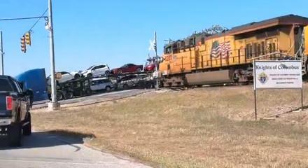 Yük treni araba dolu TIR'ı biçti! Şoke eden görüntüler ABD'den