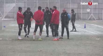 1. Lig ekibi kar yağışı altında antrenman yaptı