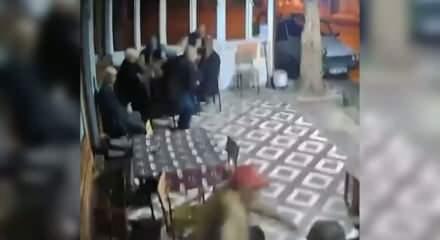 Depreme kahvehanede yakalandılar: Çayını elinden bırakmadı!