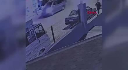 Antalya’da kaldırımda yürüyen Ukraynalı kadına yumruk atıp kesici aletle yaraladı