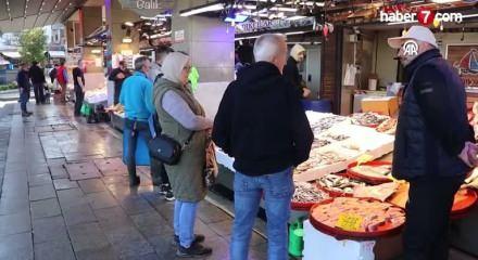 Balıkçı tezgahlarında hamsi bolluğu devam ediyor