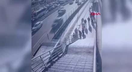 Cevizlibağ'da metrobüsün çarptığı engelli yolcu hayatını kaybetti; kaza kamerada