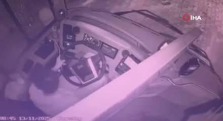 Çok sayıda yolcunun bulunduğu otobüse silahlı saldırı anı kamerada