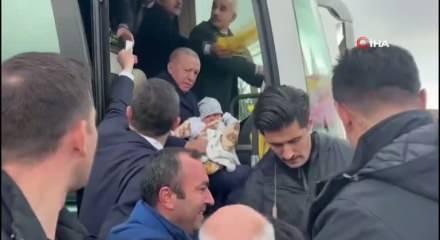 Cumhurbaşkanı Erdoğan, Adıyaman’da 4 aylık bebeği sevmek için konvoyu durdurdu