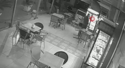  Elinde bıçakla müşterilere saldıran alkollü şahıs herkesi korkuttu
