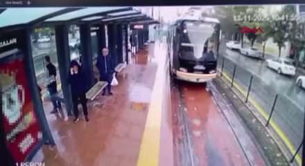 Gaziantep'te seyir halindeki tramvaya yıldırım düştü: Seferler durdu
