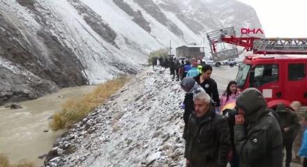 Hakkari’de araç Zap Suyu'na yuvarlandı: 2 kişi hayatını kaybetti