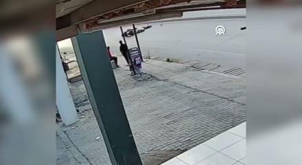 Hatay’da başıboş sokak köpeğine çarpan motosikletli metrelerce sürüklendi