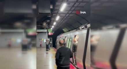 İstanbul'da metroda yaşanan ilginç anlar kamerada