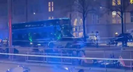 İsveç'in başkenti Stockholm'de otobüsün durağa çarpması sonucu ölü ve yaralıların olduğu bildirildi
