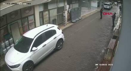 Manisa’da 2. kattan düşen kediyi polis memuru kurtardı