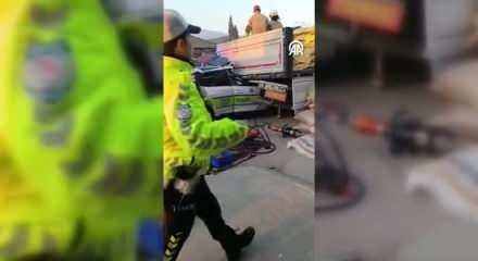 Manisa'da polis aracı tıra çarptı! 1 polisimiz şehit oldu