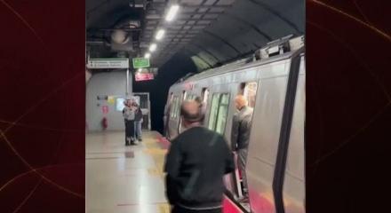 Metroda korku dolu anlar! M2 metro hattında bir yolcu metronun üzerine çıktı! 