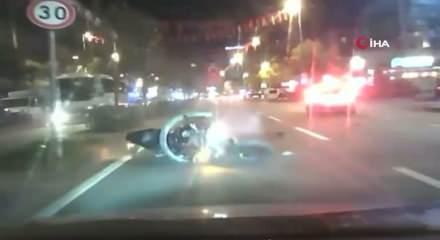 Motosikletli sürücü arabaya çarptı metrelerce savruldu