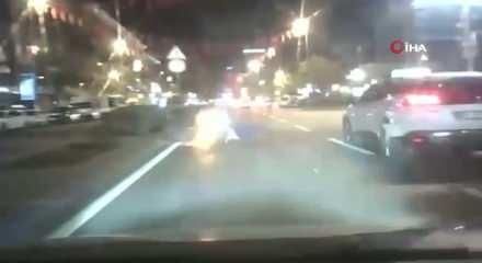 Motosikletli sürücü arabaya çarptı metrelerce savruldu